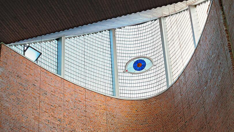 Die Pfarrkirche Heilig Kreuz in Bottrop, erbaut 1957. Heute wird Rudolf Schwarz’ Kunst erklärt. Die Pfarrkirche Heilig Kreuz in Bottrop, erbaut 1957. Heute wird Rudolf Schwarz’ Kunst erklärt.
