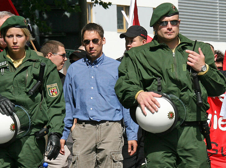 Mit Wohlleben ist am Dienstagmorgen (29.11.2011) ein weiterer mutmaßlicher Neonazi-Terrorist festgenommen worden. Er sei dringend verdächtig, die Gruppe «Nationalsozialistischer Untergrund» (NSU) unterstützt zu haben, teilte die Bundesanwaltschaft in Karlsruhe mit.