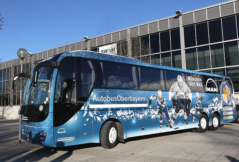 Der EHC München reist fortan sicher, bequem und ausgeruht: Am Donnerstag nahmen die Münchner Kufen-Cracks ihren neuen Mannschaftsbus vom EHC Partner MAN in Empfang.