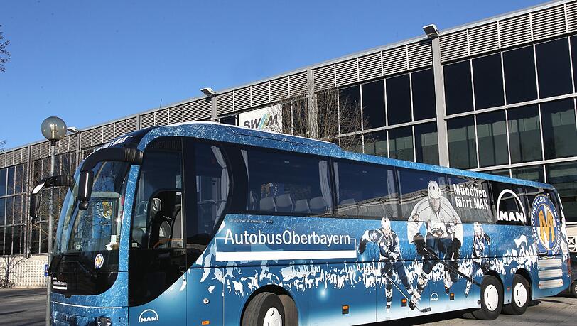 Der EHC München reist fortan sicher, bequem und ausgeruht: Am Donnerstag nahmen die Münchner Kufen-Cracks ihren neuen Mannschaftsbus vom EHC Partner MAN in Empfang. Der EHC München reist fortan sicher, bequem und ausgeruht: Am Donnerstag nahmen die Münchner Kufen-Cracks ihren neuen Mannschaftsbus vom EHC Partner MAN in Empfang.