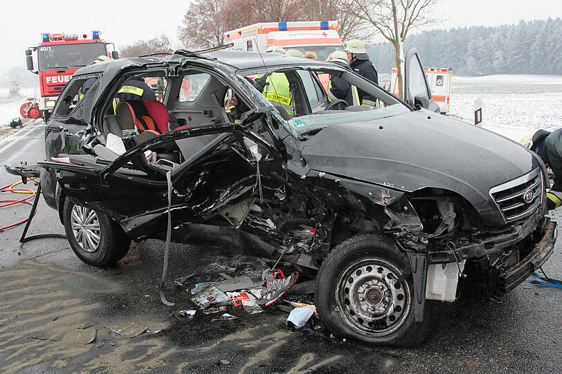 Die Bilder von dem Unfall auf der B12 bei Putzbrunn.