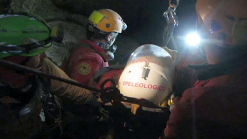 Der Screenshot aus einem Video der Bergwacht Bayern zeigt den verletzten Höhlenforscher Johann Westhauser, der durch die Riesending-Schachthöhle bei Berchtesgaden transportiert wird. Der Screenshot aus einem Video der Bergwacht Bayern zeigt den verletzten Höhlenforscher Johann Westhauser, der durch die Riesending-Schachthöhle bei Berchtesgaden transportiert wird.