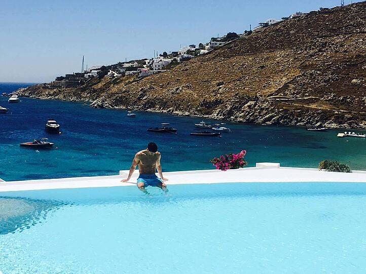 Robert Lewandowski entspannt am Pool.