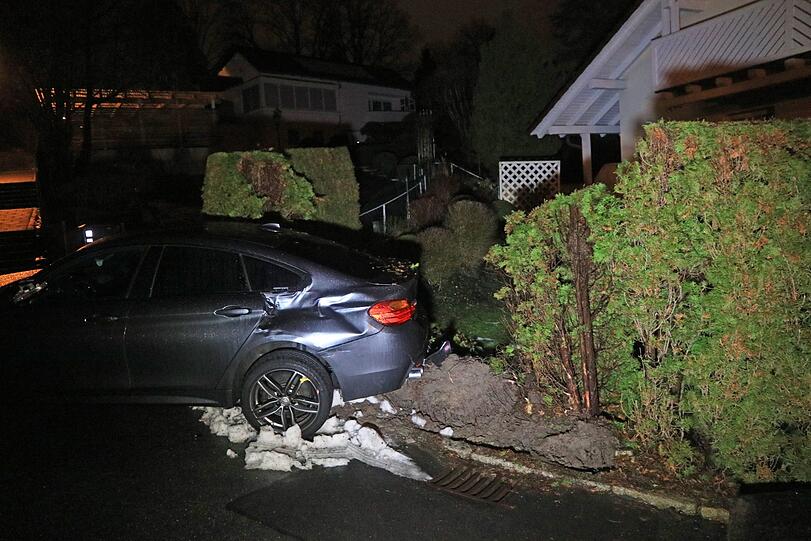 Am Dienstagabend startete ein 26-Tonner eine Amokfahrt und hinterließ eine Spur der Verwüstung. Die Hintergründe sind noch unklar.