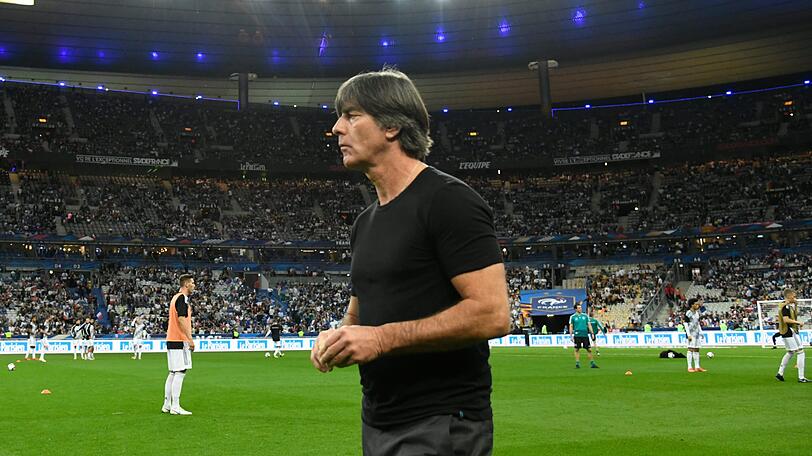 Bundestrainer Joachim Löw kommt vor dem Spiel ins Stadion.