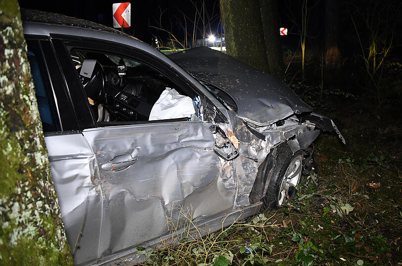Mit dem BMW gegen einen Baum gekracht: Beim Eintreffen der Polizei ist der Fahrer dieses Unfallwagens verschwunden. Offenbar ist der 30-Jährige zu Fuß geflohen.