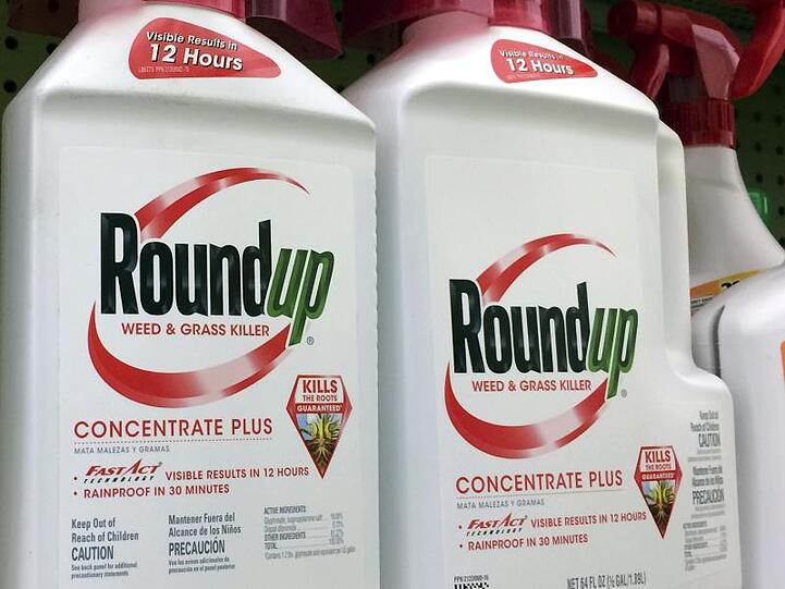 Behälter mit Roundup, einem Unkrautvernichter von Monsanto. Bayer könnte den Streit um angebliche Krebsgefahren von Glyphosat-haltigen Unkrautvernichtern in den USA möglicherweise für zehn Milliarden US-Dollar beilegen.