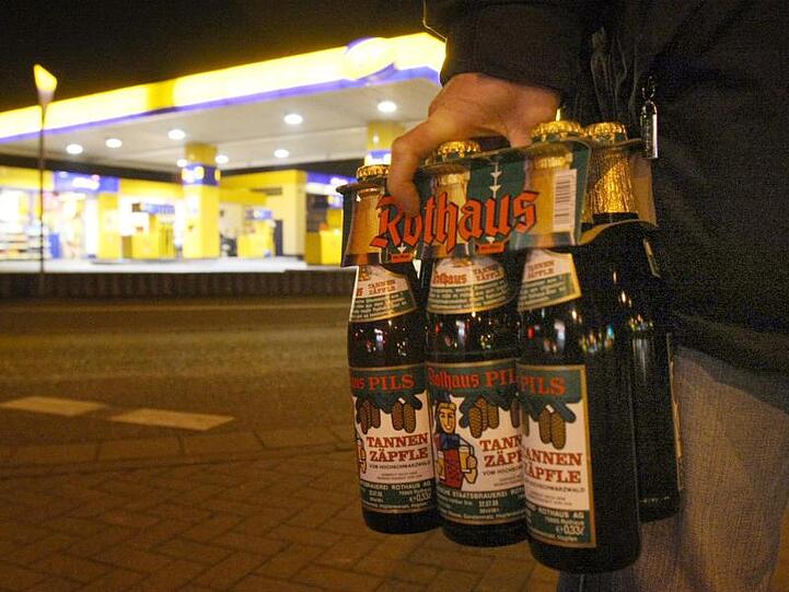 Nachttankstellen halten rund um die Uhr ein riesiges Angebot an Alkohol und Zigaretten bereit.