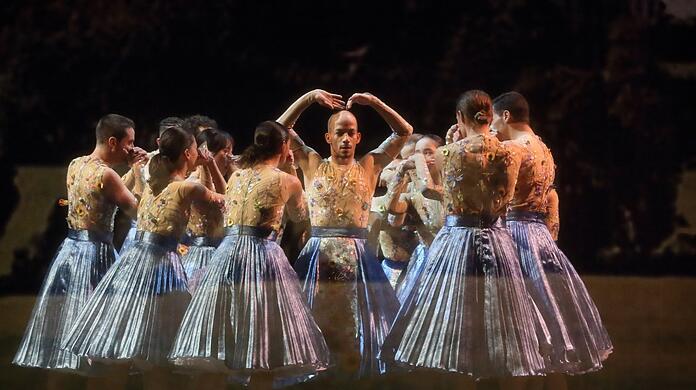 David Valencia (Mitte) und das Ballett des Staatstheaters am Münchner Gärtnerplatz.