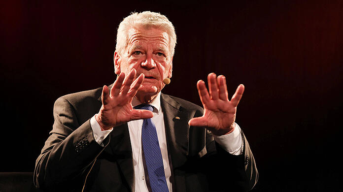 Joachim Gauck, der ehemalige Bundespraesident bei einer Veranstaltung auf der Buehne im Rahmen vom Kulturfestival Phil Cologne am 23.06.2023 in der Kulturkirche in Koeln Bundespraesident a. D. Joachim Gauck zu Gast bei der Phil. Cologne in Koeln *** Joachim Gauck, the former German President at an event on stage in the framework of the cultural festival Phil Cologne on 23 06 2023 in the Kulturkirche in Cologne German President ret. Joachim Gauck as a guest at the Phil Cologne in Cologne