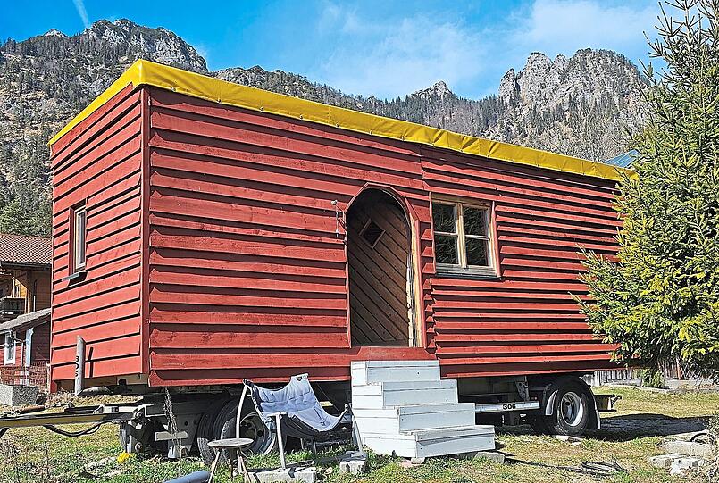 Vor beeindruckender Bergkulisse: das Tiny House vor der "Schlafenden Hexe”.