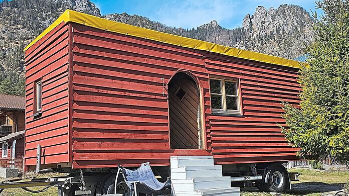 Vor beeindruckender Bergkulisse: das Tiny House vor der "Schlafenden Hexe”.