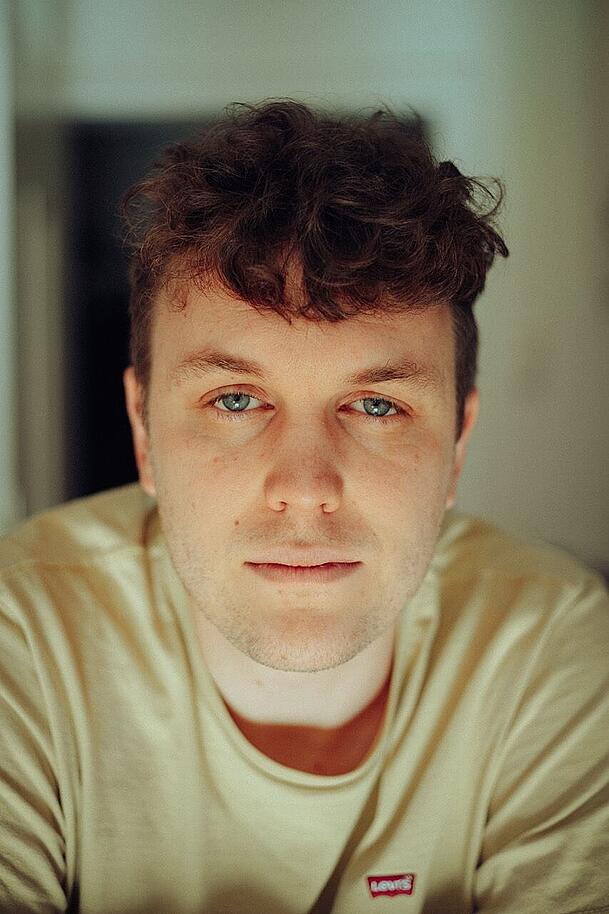Kilian Unger ist enorm spontan, baut auch mal den Gong einer Pfanne in seine Musik ein, auch wenn er dafür den ganzen Song in einer anderen Tonart spielen muss.