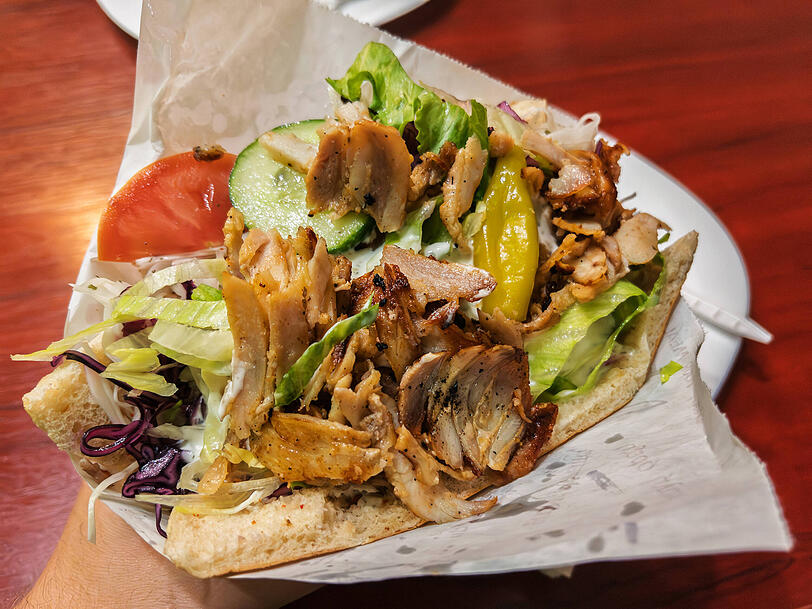 Ein D&ouml;ner, wie ihn die meisten kennen und lieben: knuspriges, zugleich saftiges Fleisch, dazu Salat, Tomate und eine w&uuml;rzige So&szlig;e.