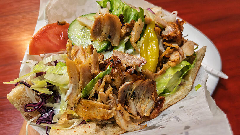Ein D&ouml;ner, wie ihn die meisten kennen und lieben: knuspriges, zugleich saftiges Fleisch, dazu Salat, Tomate und eine w&uuml;rzige So&szlig;e.