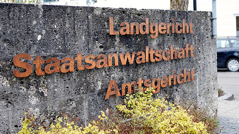 Vor dem Landgericht Traunstein wird einer 55-j&auml;hrigen Polizistin der Prozess gemacht.