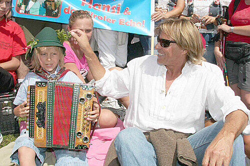 Lasst die Kinder zu mir kommen: Hansi mit seinen jüngsten Fans. Ach, auf der Alm, da ist man dem Himmel einfach besonders nah...
