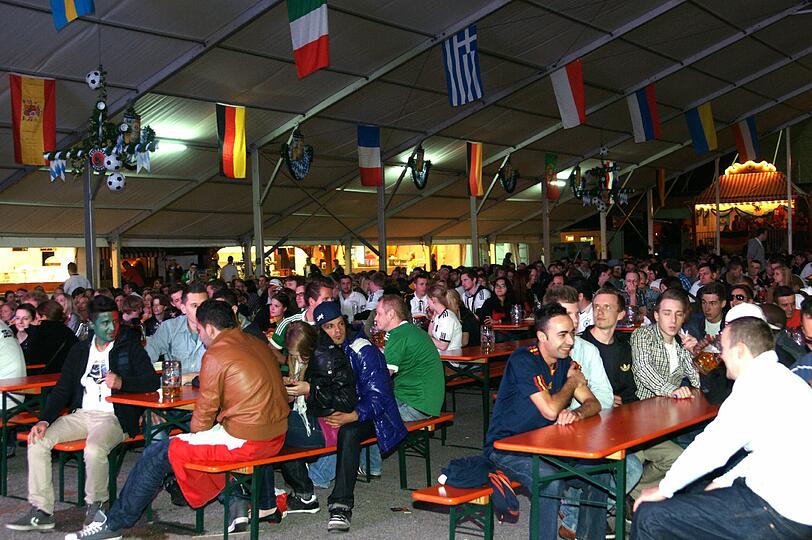 Public Viewing am Nockherberg und in dwer Kultfabrik, Basti Schweinsteiger hängt im Foto quer über die Reichenbachssraße, die Bilder vom Fußball-Wahnsinn aus München.