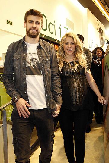 Piqué und Shakira mit Babybauch.