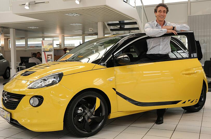 Welche Farbe darf es sein? Peter Fischer, Verkaufsleiter von Auto Häusler, zeigt uns einen Opel Adam in auffälligem Gelb.