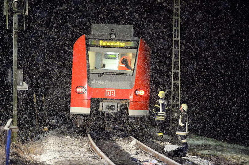 Tödlicher Unfall am Bahnübergang: Die Bilder vom Feuerwehreinsatz.
