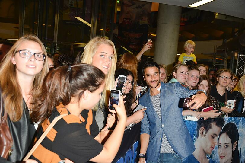 Kostja Ullmann mit Fans