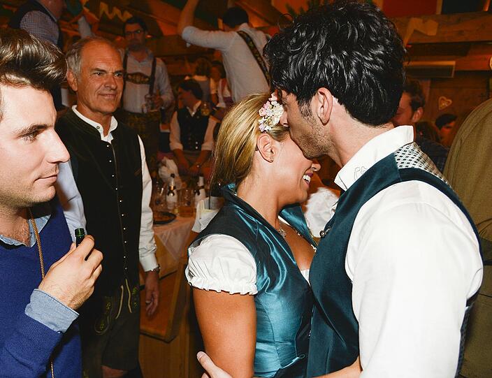 Sylvie Meis und ihr neuer Freund Samuel Deutsch im Schützenzelt.