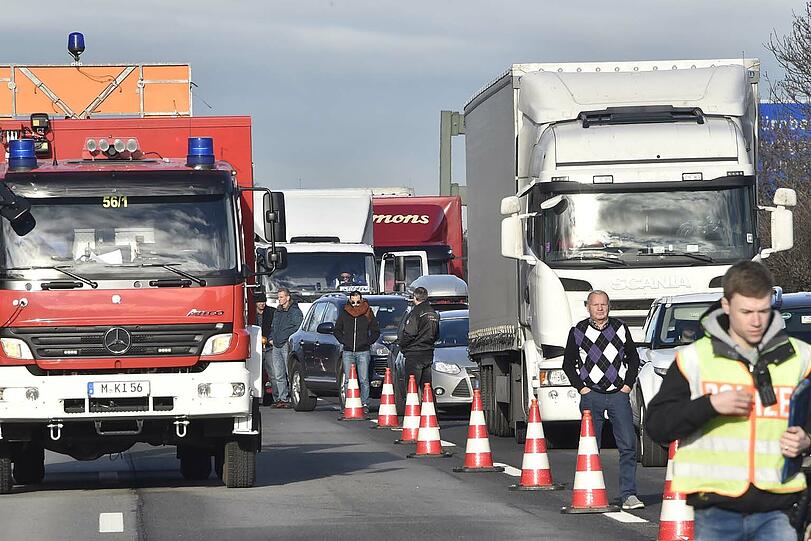 Die Bilder vom schweren Lkw-Unfall auf der A99.
