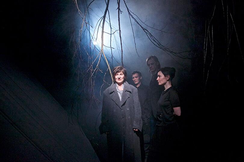 Philip Zoubek, Maciej Sledziecki  und Marion Wörle als Musiker. Vorne: Cornelia Melián.