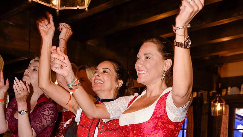 Die VIP-Ladies in Rot auf der Red Damen Wiesn: Gitta Saxx und Simone Ballack. Die VIP-Ladies in Rot auf der Red Damen Wiesn: Gitta Saxx und Simone Ballack.