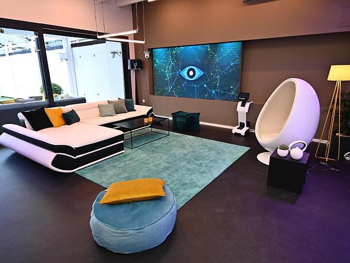 Blick in den Wohnbereich im "Glashaus" des "Big Brother"-Areals. Hier dringen kaum Informationen von Außen hinein.