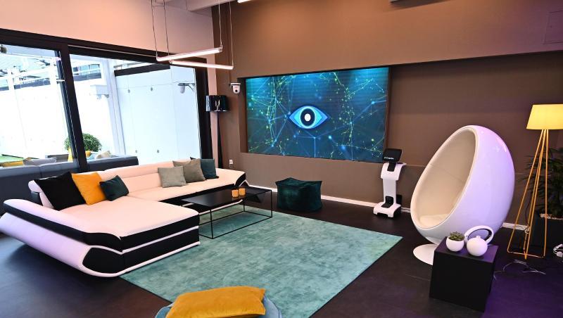 Blick in den Wohnbereich im "Glashaus" des "Big Brother"-Areals. Hier dringen kaum Informationen von Außen hinein. Blick in den Wohnbereich im "Glashaus" des "Big Brother"-Areals. Hier dringen kaum Informationen von Außen hinein.