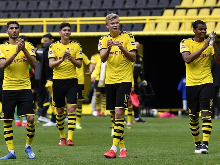 Die BVB-Profis feiern den klaren Sieg im Revierderby gegen den FC Schalke 04.