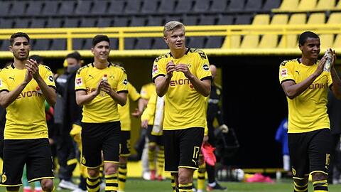 Die BVB-Profis feiern den klaren Sieg im Revierderby gegen den FC Schalke 04.