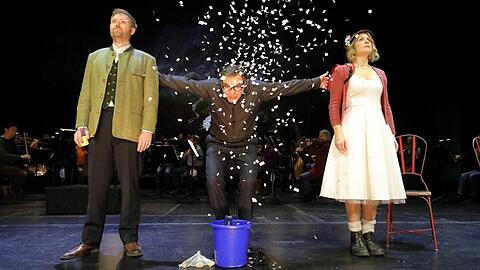 Der hochdramatische Abgang einer Lawine im zweiten Akt von Franz Lehárs Operette "Schön ist die Welt" mit Sebastian Kohlhepp, Max Hopp (Mitte) und Julia Kleiter im Nationaltheater.