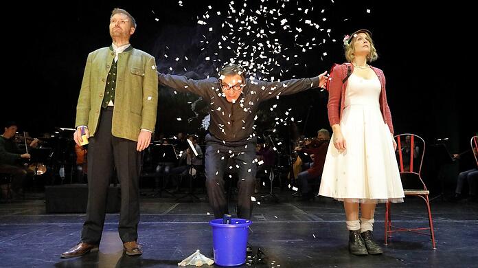 Der hochdramatische Abgang einer Lawine im zweiten Akt von Franz Lehárs Operette "Schön ist die Welt" mit Sebastian Kohlhepp, Max Hopp (Mitte) und Julia Kleiter im Nationaltheater.