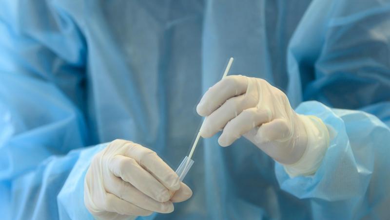 Eine Mitarbeiterin wertet einen Antigen-Schnelltest auf das Coronavirus aus. Die Inzidenz war in der Pandemie bisher Grundlage für viele Corona-Einschränkungen, etwa im Rahmen der ausgelaufenen Bundesnotbremse. Künftig sollen nun weitere Werte wie Krankenhauseinweisungen stärker berücksichtigt werden. Eine Mitarbeiterin wertet einen Antigen-Schnelltest auf das Coronavirus aus. Die Inzidenz war in der Pandemie bisher Grundlage für viele Corona-Einschränkungen, etwa im Rahmen der ausgelaufenen Bundesnotbremse. Künftig sollen nun weitere Werte wie Krankenhauseinweisungen stärker berücksichtigt werden.
