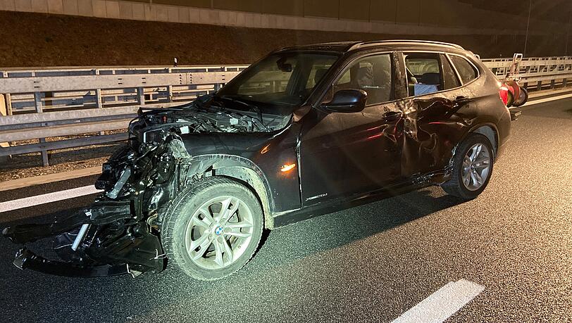 Bei der Kollision auf der A96 bei Oberpfaffenhofen wurden die BMW-SUVs in die Leitplanke geschleudert.