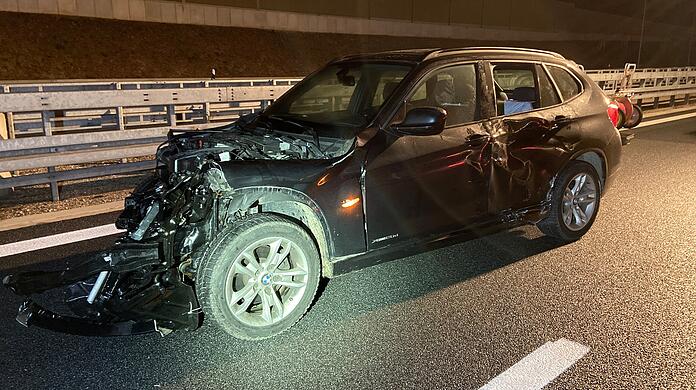Bei der Kollision auf der A96 bei Oberpfaffenhofen wurden die BMW-SUVs in die Leitplanke geschleudert.