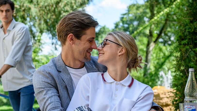 "Sturm der Liebe": Josie teilt die Freude über ihre perfekte Pralinenkreation mit Paul.
