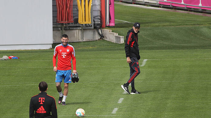 Lucas Hernández glücklich beim Training des FC Bayern.