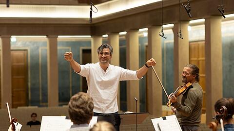Der Geiger Christian Tetzlaff mit dem Dirigenten David Afkham und dem BR-Symphonieorchester bei einer Probe.