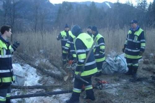 Männer der Freiwilligen Feuerwehr Murnau bergen die Leiche aus dem Moor.