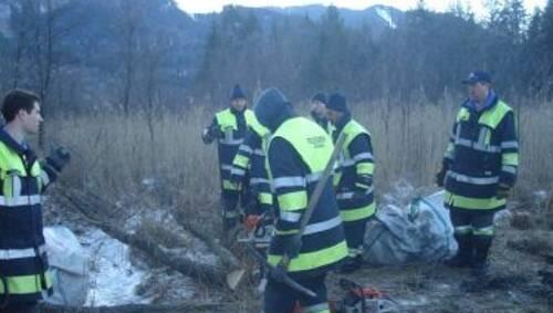 Männer der Freiwilligen Feuerwehr Murnau bergen die Leiche aus dem Moor. Männer der Freiwilligen Feuerwehr Murnau bergen die Leiche aus dem Moor.