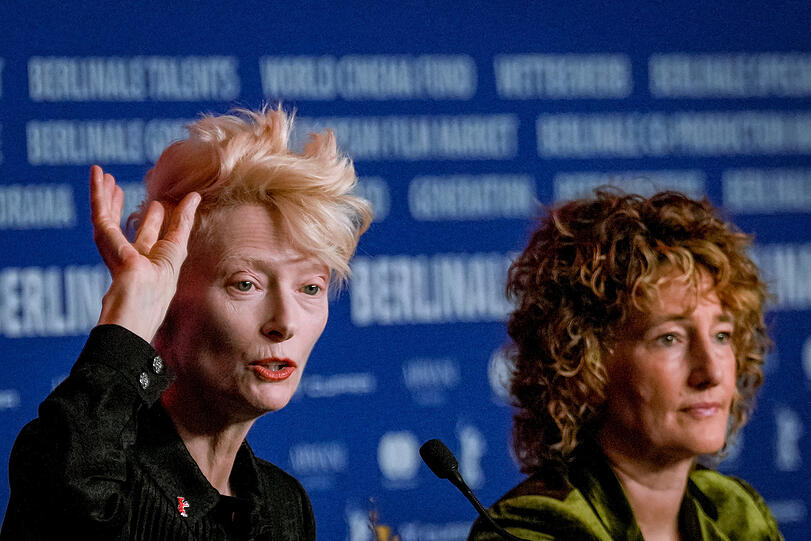 Tilda Swinton neben Tricia Tuttle (r), der Intendantin der Berlinale.