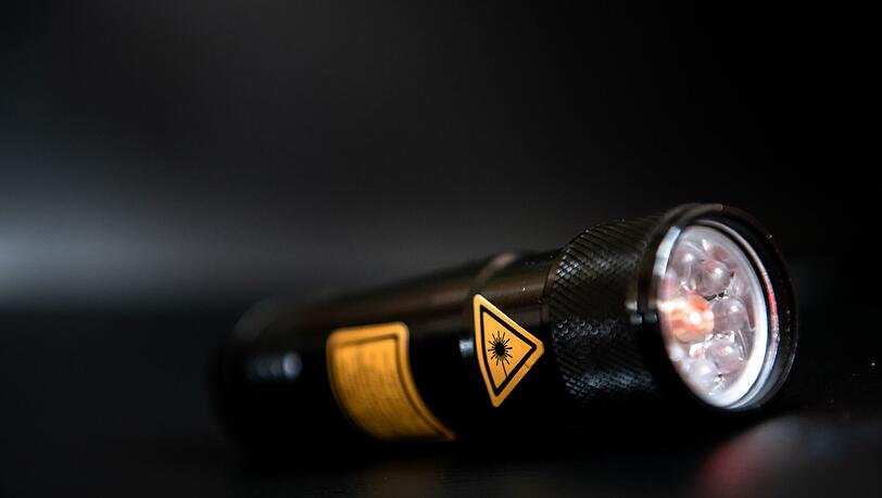 Beamte fanden den Laserpointer im Auto des Mannes. (Symbolbild)