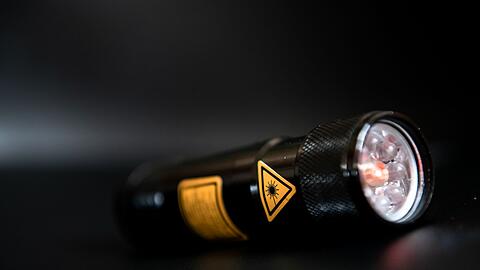 Beamte fanden den Laserpointer im Auto des Mannes. (Symbolbild)