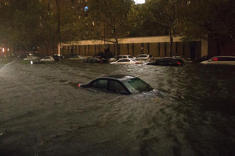 "Sandy" hat mit ihren Wassermassen Straßen in New York City geflutet - Autos stehen teilweise bis kurz unter's Dach unter Wasser.