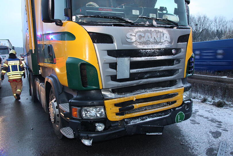Schwerer Unfall auf dr A94 bei Töging: Ein Lkw ist ein Unfall-Auto gerast. Ein Mensch kam bei dem Crash ums Leben. Die Bilder.