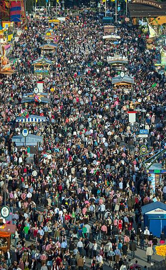 Auf der Wiesn geht?s wieder rund! Seit Samstag feiern die Münchner und Touristen auf der Wiesn. Die besten Wiesn-Bilder vom Samstag.
